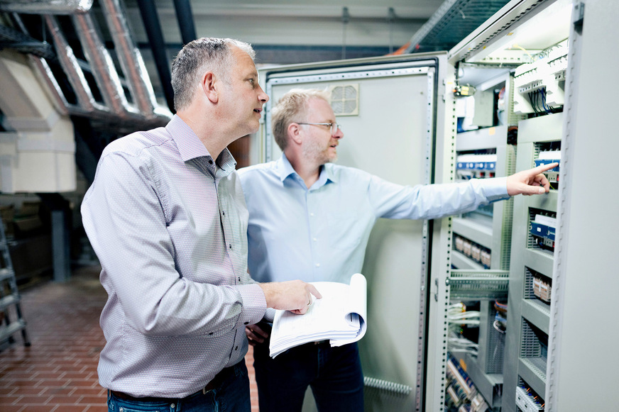 Bild 3 Markus Prinz (links), Markus Prior (rechts) und ihr Team konzentrierten sich bei der Sanierung der Anlagen nicht auf einen 1 : 1-Austausch, sondern auf eine ganzheitliche Betrachtung. Ziel waren energetisch optimierte Anlagen, bei denen alle stromsparenden Möglichkeiten berücksichtigt werden.