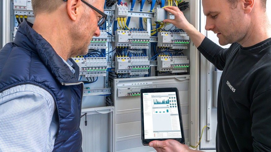 Bild 3 Gary Grosser von Gasnetz Hamburg (links) und Daniel Braker, Siemens, nehmen das Webinterface der IoT-Plattform Sentron Powercenter 3000 in Augenschein.