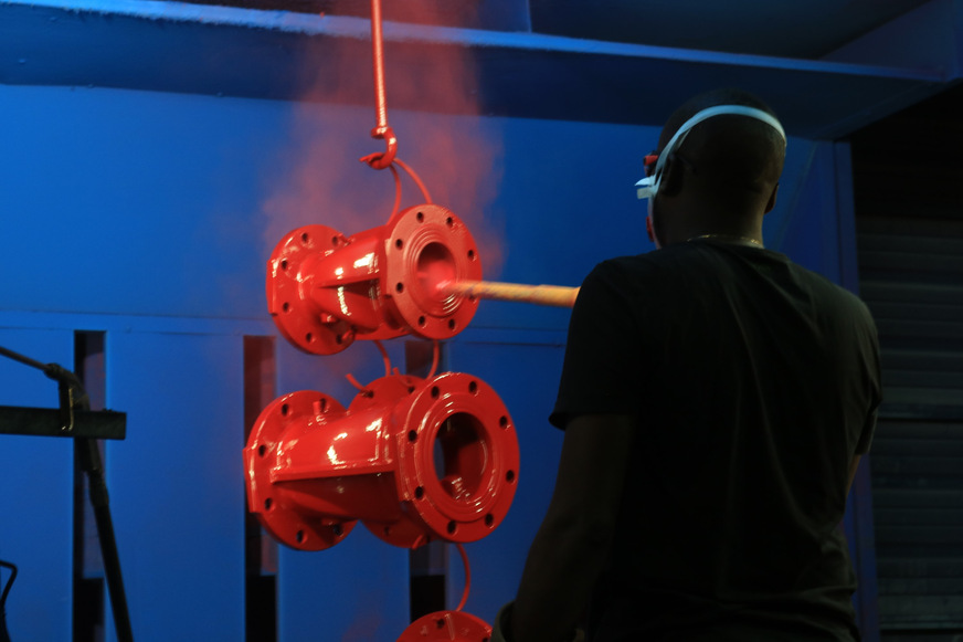 Bild 1 Pulverbeschichtung. Gefahrenbereiche, in denen Unfälle drohen, finden sich häufig in Laboren und Produktionsstätten sowie an Arbeitsplätzen, an denen Holz oder Metalle geschliffen, zerspant und lackiert werden oder wo Stäube auftreten können.