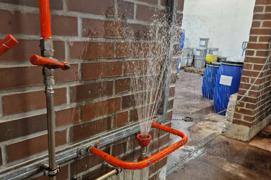 Bild 2 Sprühbild einer Augendusche. Augenduschen sollen beide Augen sofort mit ausreichenden Wassermengen spülen können, an jeder Auslassöffnung der Augendusche müssen mindestens 6 l/min austreten.