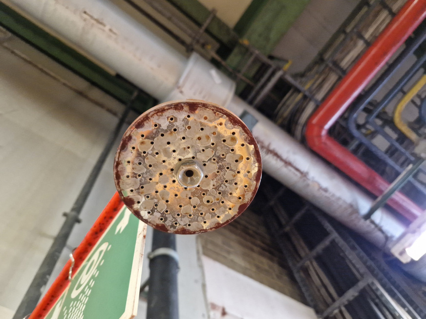 Bild 4 Entnahmestellen an Sicherheitsnotduschen müssen regelmäßig inspiziert und gereinigt werden, da Verunreinigungen aus Entnahmestellen zu schweren Verletzungsfolgen führen können.