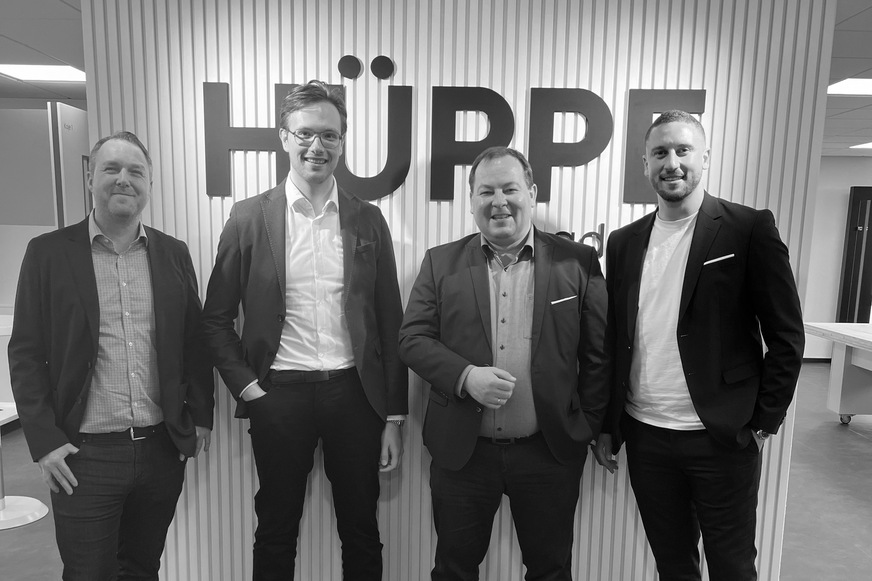 Axel Stoiber (2.v.r.), Geschäftsführer der Hüppe Deutschland GmbH, begrüßte zum 1. März mit Florian Wenzel (l.), Alexander Connor Stoos (2.v.l.) und Fabian Reichel (r.) drei neue Mitarbeiter in seinem Vertriebsteam.