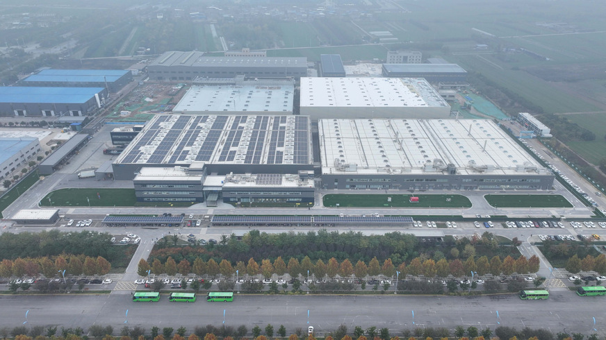 Die 27&nbsp;000&nbsp;m2 große Erweiterung (linkes und rechtes Gebäude hinten) soll bis Mitte 2025 abgeschlossen sein.