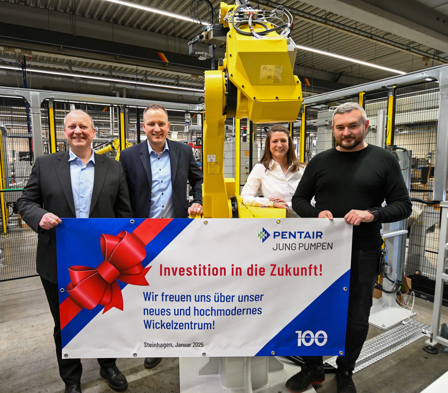 Die Geschäftsleitung der Jung Pumpen GmbH (v.&nbsp;l.) Stefan Sirges und Dominik Pelizaeus sowie die Projektverantwortlichen Stefanie Holz&nbsp;und Alexander Brestel freuen sich stellvertretend für die gesamte Belegschaft über die zukunftsweisende Investition.