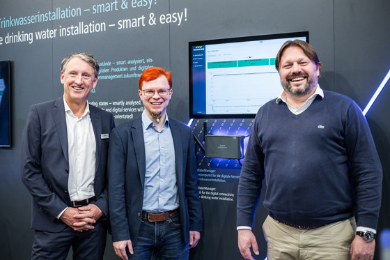 (v.l.n.r.): Dr. Michael Rehse (Geschäftsführer Guss- und Gebäudetechnik Kemper), Jakob Bysewski (Geschäftsführer embedded data) und Christian Küster (Geschäftsführer Zentrale Dienste und Sprecher der Geschäftsführung Kemper.