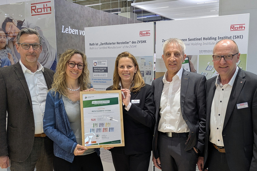 Für Bauprojekte mit höchsten Ansprüchen an die Nachhaltigkeit: Geschäftsführer Ralf Kärger und die Vertriebsleiterin Daniela Schweizer von der Sentinel Haus Holding (v.&nbsp;l.) übergeben den SHI-Produktpass an die Roth Werke, vertreten durch Geschäftsführerin Christin Roth-Jäger, den Leiter Produkttechnik Michael Georg und den Verkaufsleiter Energiesysteme, Rüdiger Heinz.