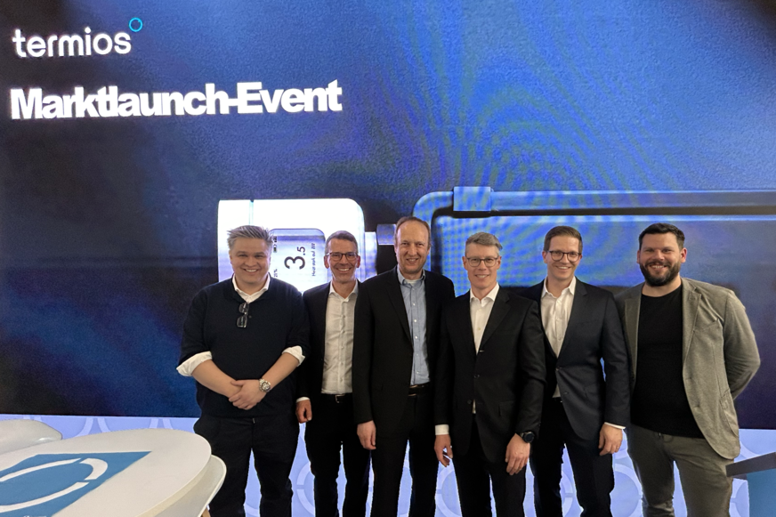 Die Gründer und Geschäftsführer von Termios beim Marktlaunch-Event vom smarten Thermostat termios Pro (v.l.n.r.): Johannes Rump, CEO Oventrop, Dr. Volker Wiegel, COO LEG Immobilien SE, Dr. Mirko Ebbers, Geschäftsführer Produkt Termios, Dr. Matthias Kramer, Prokurist Mantro, Stephan Thoenissen, kaufmännischer Geschäftsführer Termios, und Manfred Tropper, Gründer und CEO Mantro.