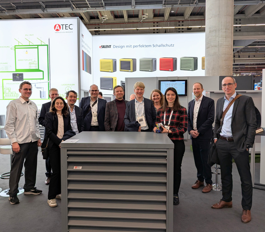 Stefan Libor, Schall-Experte bei Atec (2. v. li.), erzählt der Delegation des BMWK alles zum Thema Schall und Co.