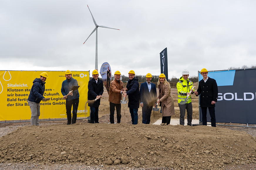 Spatenstich auf dem neuen Baugrundstück: v.l. Sita Gesellschafter Christoph Brandenburg, Tim Bauder und Martin Gelsen, Sita Geschäftsführer Thomas Kleinegees, Bürgermeister Rheda-Wiedenbrück Theo Mettenborg, Bürgermeister Herzebrock-Clarholz Marco Diethelm, Bürgermeisterin Oelde Karin Rodeheger, Niederlassungsleiter Goldbeck Bielefeld Andreas Isenbeck und Sebastian Czoske von der Wirtschaftsförderung der Stadt Rheda-Wiedenbrück.