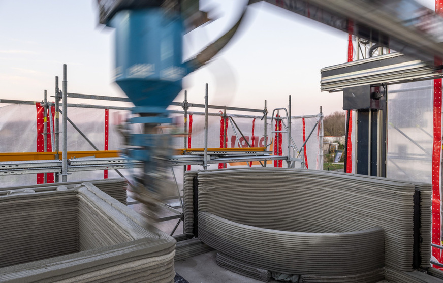 Bild 5 Realisiert werden 3D-Druckobjekte meist von Kran- oder Portaldruckern, die den Druckkopf präzise auf drei Achsen positionieren und so beispielsweise auch Badewannenschürzen präzise in einem Arbeitsgang drucken können.