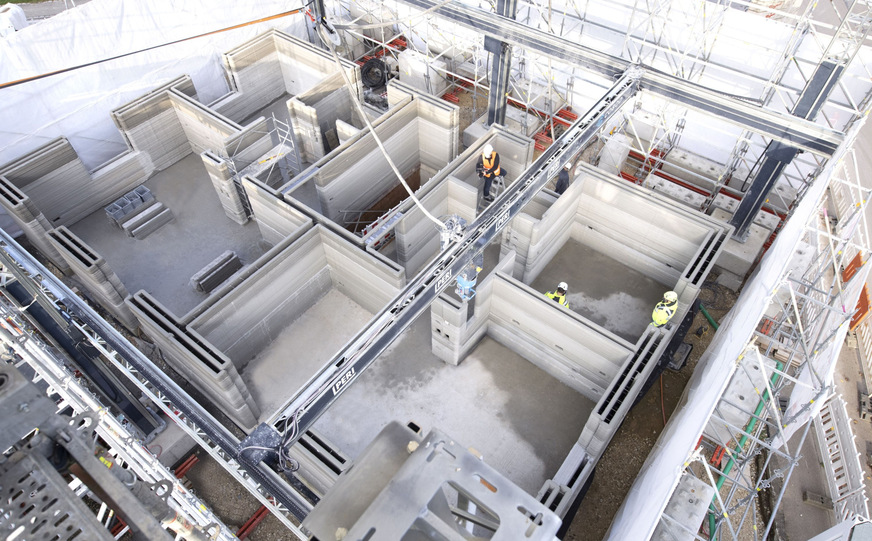 Bild 3 Die meist mehrschalige Wandkonstruktion ermöglicht eine nachträgliche Dämmung und erleichtert die Leitungsverlegung.