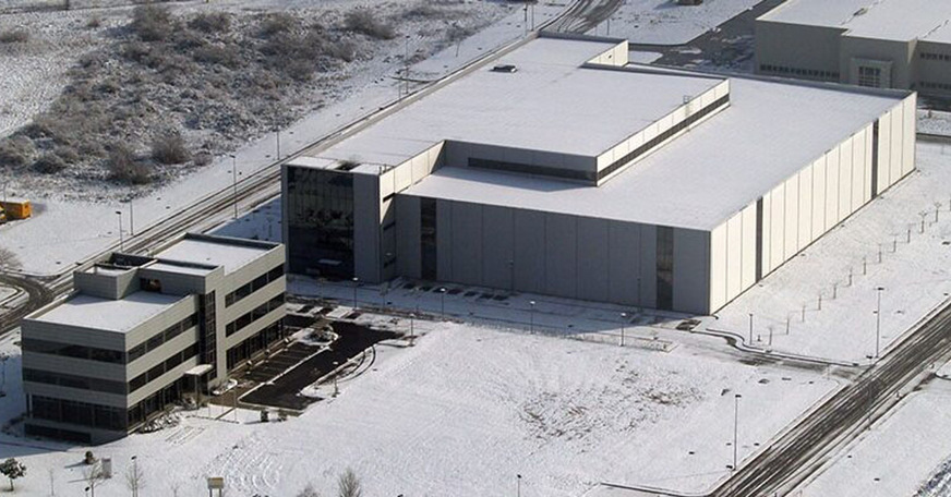 Bild 2 Gebäude von Phoenix Contact in Spanien im Schnee: Heizgradtage, die in Spanien selten vorkommen, erlauben eine präzise Einordnung des Heizenergieverbrauchs und unterstützen die Optimierung der Energieeffizienz.