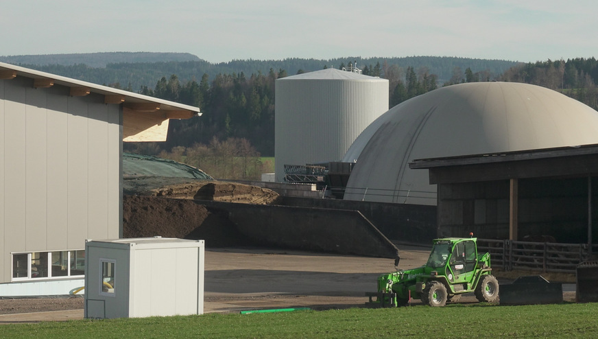 Bild 7 Biogasanlage Palmhof in Bräunlingen. Von hier aus wird das gesamte Gewerbegebiet Niederwiesen versorgt. Die Technikzentrale mit Blockheizkraftwerk und Öl-Redundanzkessel wurde von Werr & Ludwig geliefert und installiert.