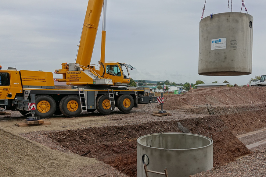 Bild 3 Unter dem Betriebsgelände werden Betonfertigteile eingebaut, hier zwei Behälter, die zusammen bis zu 20 m3 Regenwasser zur Nutzung bereithalten. Im Zulauf davor reinigt ein Filterschacht das Niederschlagswasser von ca. 2000 m3 Dachfläche.