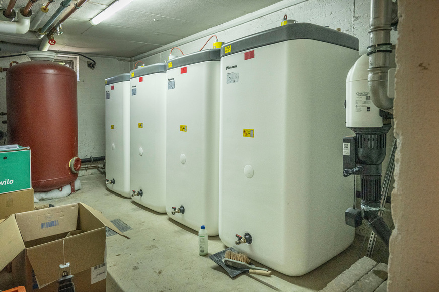 Bild 4 Im Keller des Mehrfamilienhauses wurden vier Daikin ST-Speicher für die zentrale Trinkwassererwärmung installiert.