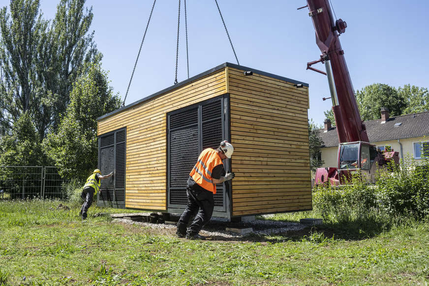 Bild 2 Das Daikin Energiemodul wird vorinstalliert als Plug-&-Heat-Lösung geliefert. Es enthält basierend auf Luft/Wasser-Wärmepumpen die gesamte Anlagentechnik für eine zentrale Heizwärmebereitstellung und Trinkwassererwärmung. Das Energiemodul wird direkt vom Lkw auf ein das (bauseits) vorbereitete Fundament versetzt und dann elektrisch angeschlossen und wasserseitig mit der Installation im Gebäude verbunden.
