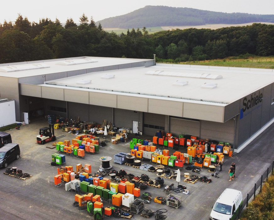 Bild 5 Gespendete Stromaggregate und Baustromverteiler. Im Landkreis Ahrweiler wurde auch die öffentliche Infrastruktur schwer beschädigt.