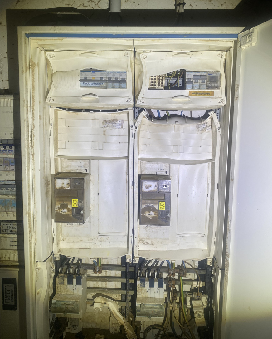 Bild 2 Zerstörte Verteilung in der Realschule. Durch eine Notversorgung konnte in zwei Etagen der Unterricht schnell wieder aufgenommen werden.