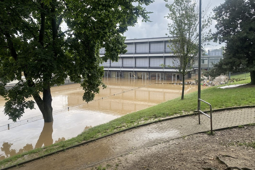 Bild 1 Nach dem Hochwasser im Ahrtal im Juli 2021 unter Wasser stehende Realschule in Sinzig.