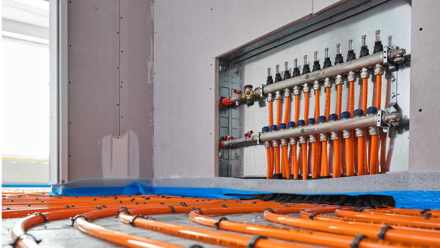 Montagefreundlich und aufeinander abgestimmt: Rautherm Speed und der Heiz-kreisverteiler für den einfachen Anschluss und den sicheren und effizienten Heizbetrieb.