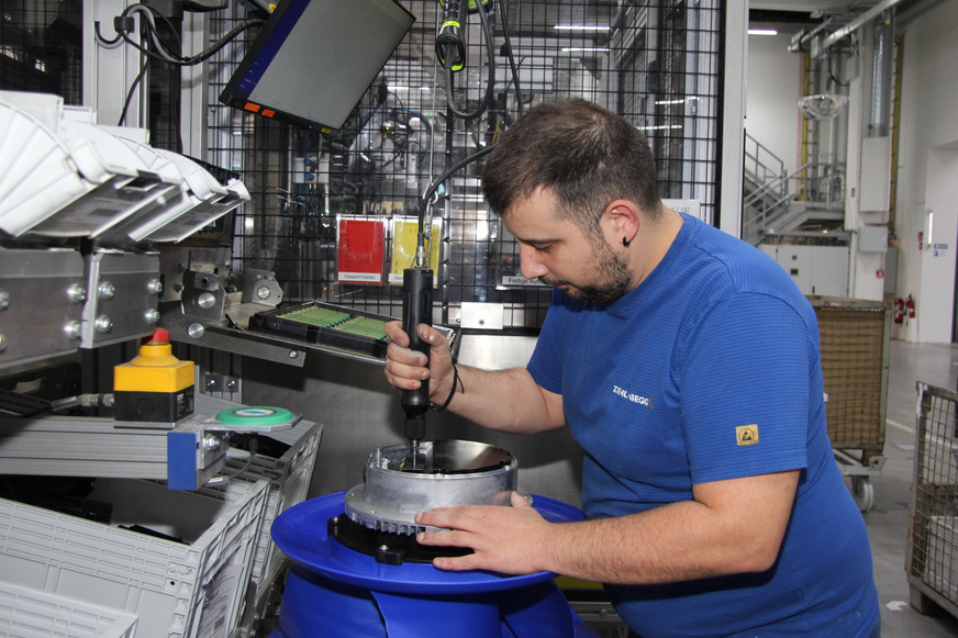 Ilias Fotiadis montiert bei Ziehl-Abegg in Kupferzell einen Axialventilator.