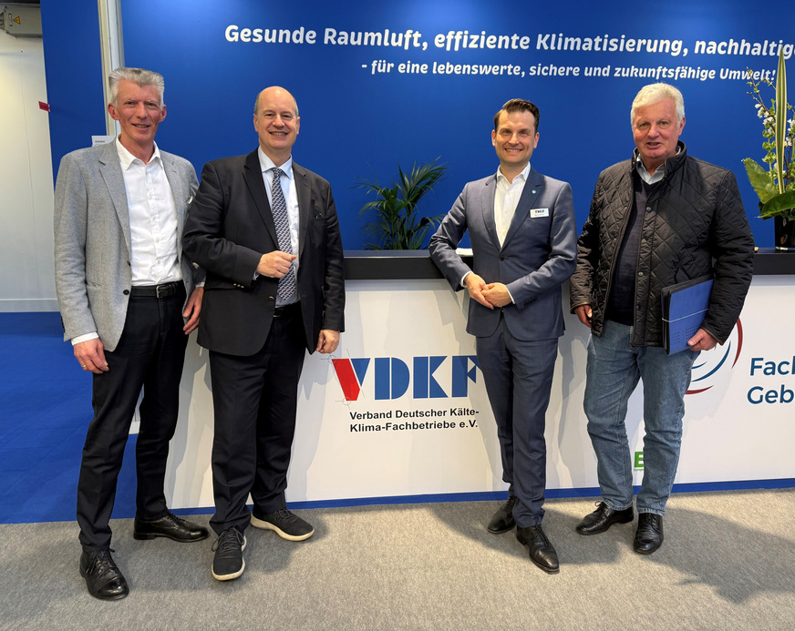Auf der Messe ISH in Frankfurt beschlossen die Verbände EPEE und VDKF die gegenseitige Mitgliedschaft. Von links: Christoph Brauneis (Beauftragter Politik & Medien, VDKF), Russell Patten (Director General EPEE), Marcel Rehder (VDKF-Geschäftsführer), Jürgen Goeller (Strategy Director EPEE).