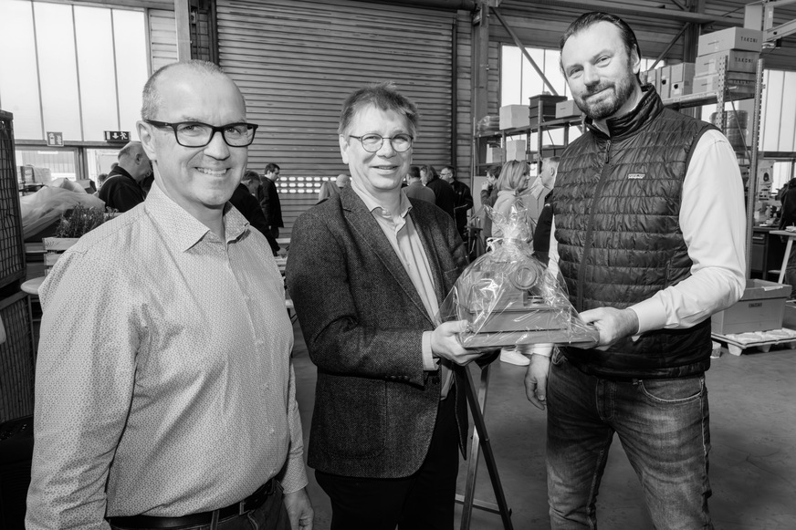 Der von Düker-CEO Oliver Kraxner (rechts) in den Ruhestand verabschiedete Geschäftsführer Wolf Peter Strate (Mitte) übergab die Leitung an seinen Nachfolger Michael Berninger (links).