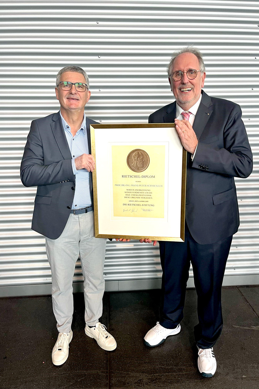 Jan Heckmann (l.) überreicht Professor Schmickler das Rietschel-Diplom.