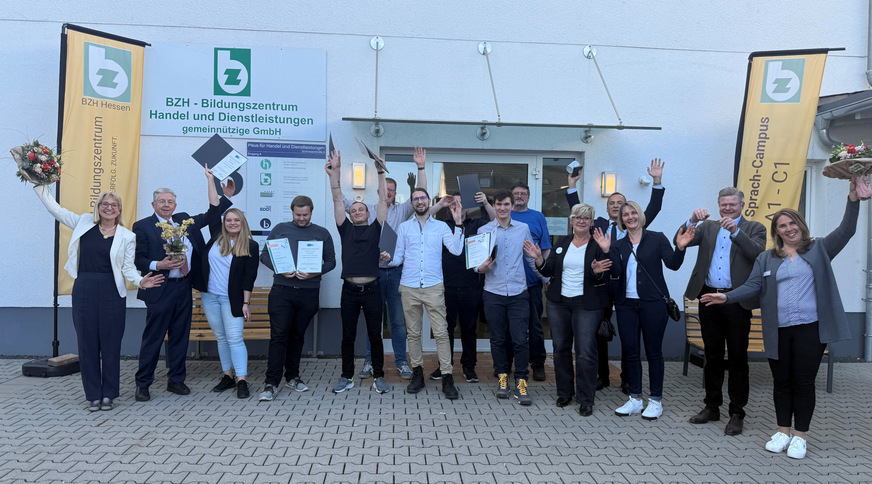 Akademiegründer Ute Horn (1. v. l.) und Hans-Jürgen Schneider (2. v. l.), Vertreter Landrat Peter Neidel (2. V. r.) und ZDI-Vertreter Michael Straub (4. v. r.) sowie Simone Landsmann, Regionalleiterin BZH Marburg (1. v. r.) mit den zertifizierten Fachplanern Elektrotechnik der Elektroplaner-Akademie EPA am BZH Bildungszentrum Handel und Dienstleistungen gGmbH.