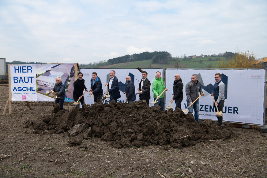 Spatenstich für das neue Logistikzentrum von Aschl: AltBgm. Doppelbauer, Oliver Jobst, Bauserv, AL Kloiböck, Aschl Roman, GF Gerald Rösslhumer, Prok. Clemens Zechmeister, Logistikleiter Wolfgang Gotthalmseder, Arch. Markus Roithner, Jürgen Unterholzer Bauserv, Jakob Denk, Waizenauer. (v.l.n.r.)