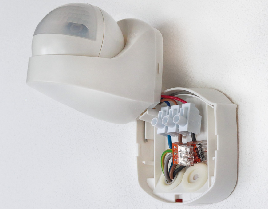 Theben: Außenmelder Pira TO mit Stecksockel.