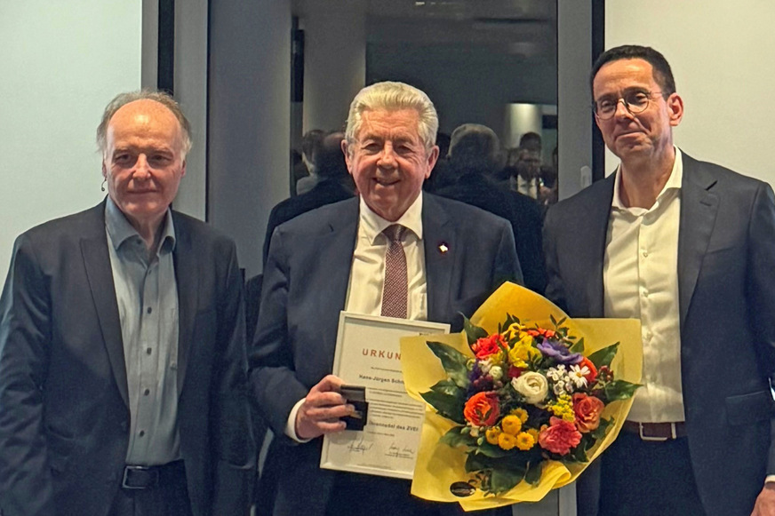 Hans-Jürgen Schneider (M.) erhält die Goldene Ehrennadel vom ZVEI-Präsidenten Dr. Gunther Kegel (li.) und dem Vorsitzenden der Geschäftsführung, Dr. Wolfgang Weber (re.).