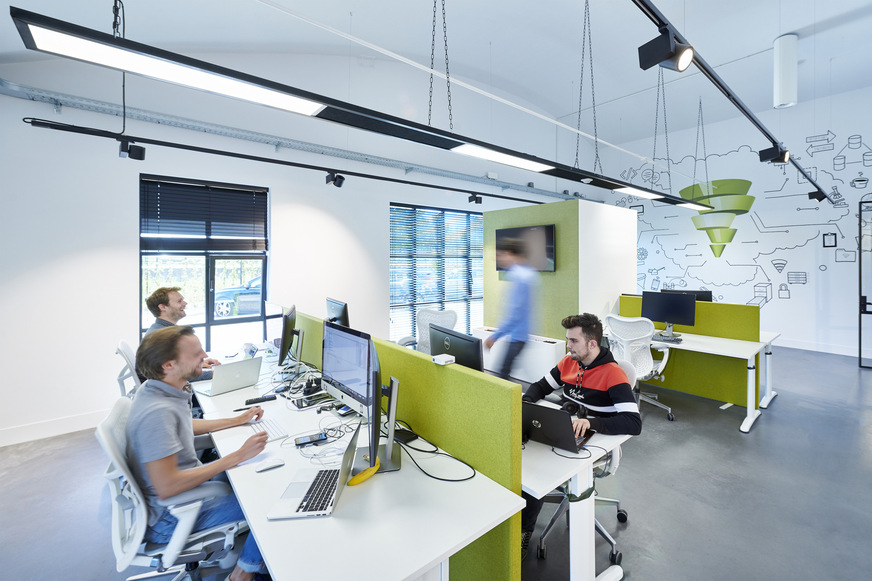 Eine gute Beleuchtung unterstützt auch die Kommunikation unter Kollegen, die gemeinsam an einem Projekt arbeiten.