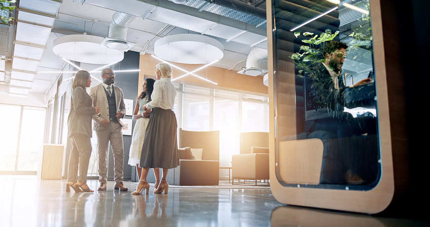 Im modernen Büo werden Orte geschaffen, an denen Kolleg:innen zusammenkommen, um sich austauschen. Rückzugsmöglichkeiten bieten geschlossene Kreativ-Kojen und Arbeitsboxen.