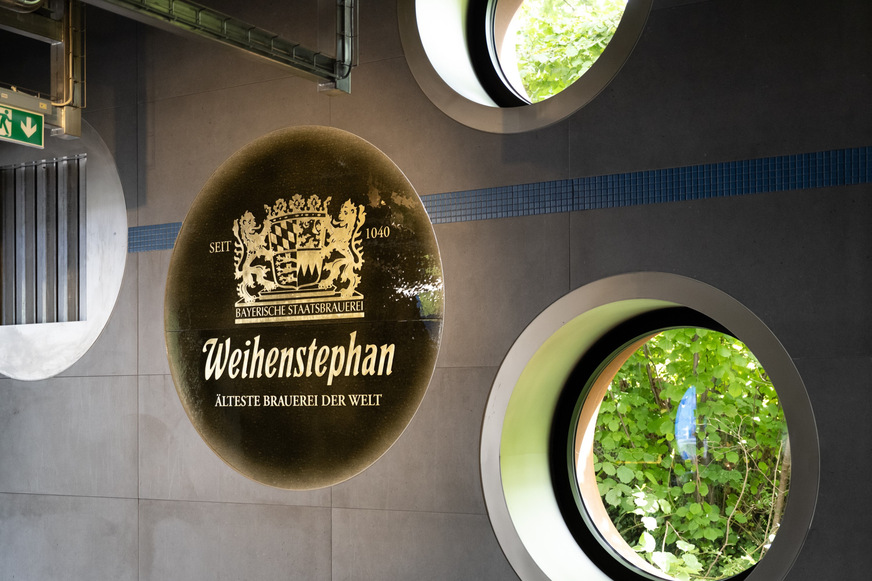 Bild 5 Nur für einen CO2-Havariefall, aber in enger Abstimmung mit den Architekten erstellt: Außenluftnachströmung mit wärmegedämmter Jalousieklappe, analog zu den Bullaugenfenstern in der Außenwand.