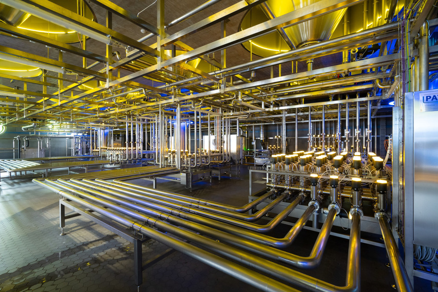 Bild 4 Die Tanks mit Umschaltventilen werden an der Decke in unterschiedlichen Farben illuminiert, die sich jeweils auf die darin gelagerten Biere beziehen (untergärig, obergärig und alkoholfrei).