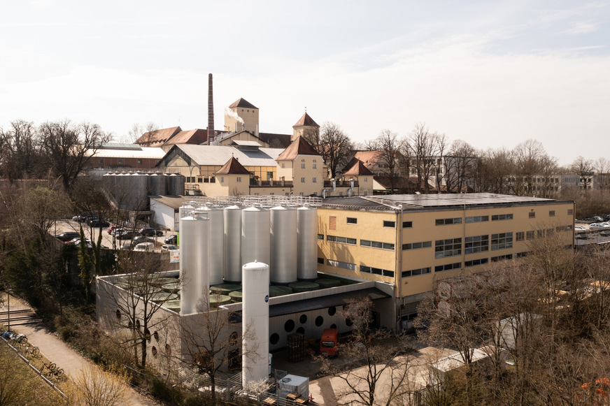 Bild 1 Der neue Kombikeller der Brauerei Weihenstephan wurde direkt an die bestehenden historischen Gebäude angebaut und in der ersten Ausbaustufe mit 12 von 24 möglichen Tanks ausgestattet.