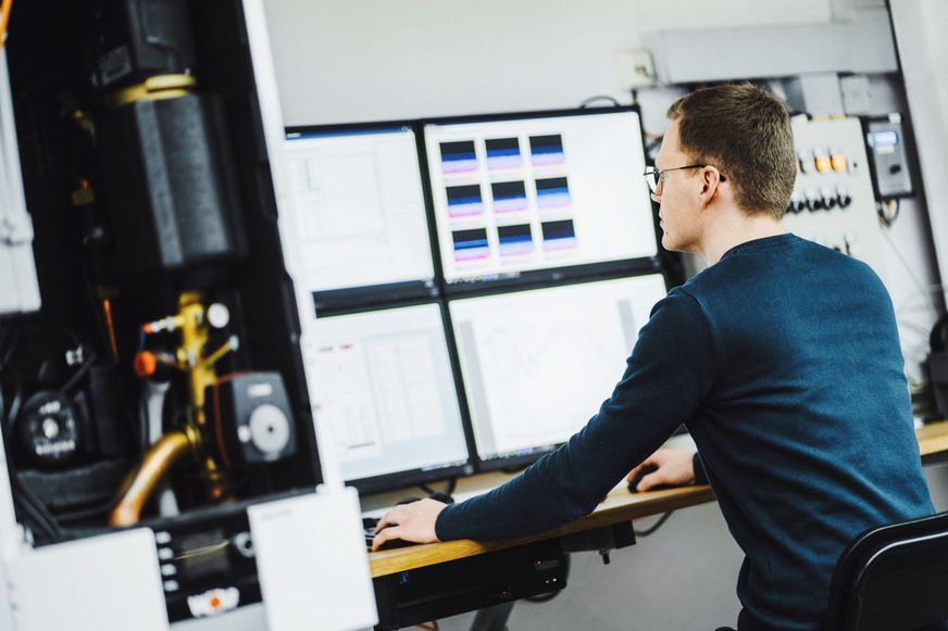 Bild 2 Alle Wärmepumpen durchlaufen bei Wolf insbesondere vor der Markteinführung aufwendige Schallprüfverfahren, die zunächst in einem werkseigenen Innovationszentrum durchgeführt werden.