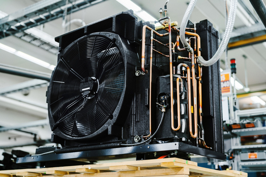 Bild 3 Das Chassis der CHA-Wärmepumpe besteht aus robusten EPP-Formteilen, fixiert die Funktionsbauteile und optimiert die Luftführung. Der Verdichter ist durch spezielle Schwingungsdämpfer doppelt vom Gehäuse schallentkoppelt und zusätzlich mit Akustik-Vlies ummantelt.