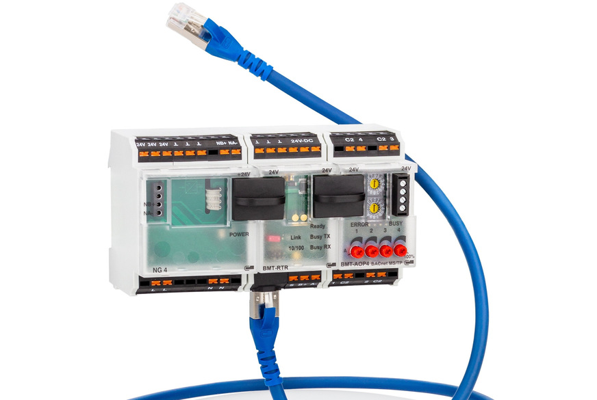 Bild 5 Der BACnet/SC-Router von Metz Connect (Mitte) wurde für die einfache Anreihung weiterer BACnet-MS/TP-IO-Module mit Brückensteckern oder Geräte-Anschlussklemmen konzipiert.