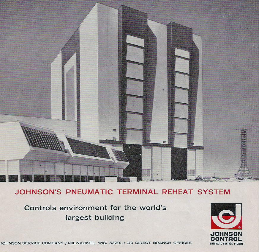 1965: Johnson Controls lieferte eine pneumatische Klimasteuerung für die NASA. York International installierte 10.500 Tonnen Kaltwassersätze für die Klimatisierung des riesigen Fahrzeugmontagegebäudes der NASA in Cape Canaveral (Florida). Zu diesem Zeitpunkt war es eines der größten Freiflächengebäude der Welt. Die Technologie von Johnson Controls verhinderte die Bildung echter Regenwolken im Inneren.