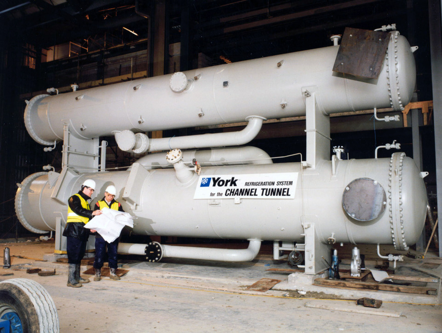 1995: Johnson Controls liefert die Kühlsysteme für den Ärmelkanaltunnel, die eine komfortable und sichere Reise zwischen Großbritannien und Frankreich gewährleisten.