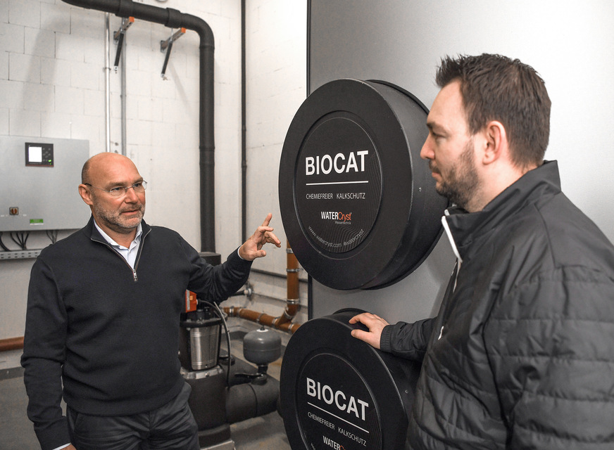 Als verantwortlicher Haustechniker sucht Benjamin Kopetz-Hunke (re.), hier im Gespräch mit Stefan Köhler (Watercryst-Handelsvertretung SKHV), immer nach Möglichkeiten, den ökologischen Fußabdruck des Betriebs der Allianz Arena zu verbessern; in diesem Falle durch die chemiefreie Kalkbehandlung.