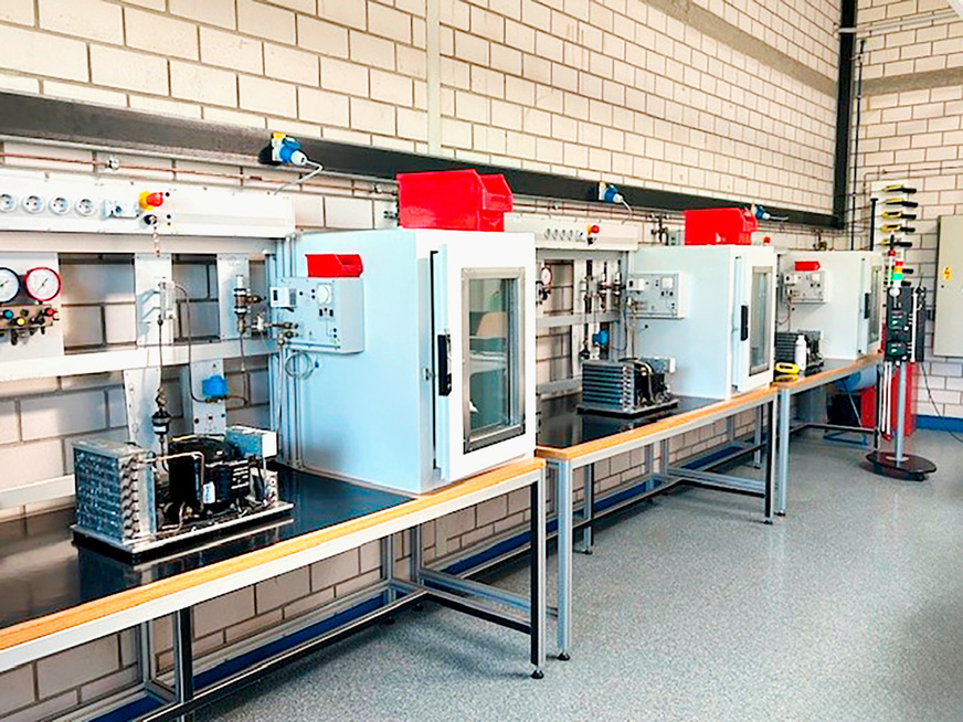 Kältelabor in der Bundesfachschule Maintal. Hier finden auch die Praxiskurse des Technikerstudiums statt. Am 18. August 2025 startet das neue Techniker-Studienjahr. Interessenten können sich noch einen der wenigen freien Plätze sichern.