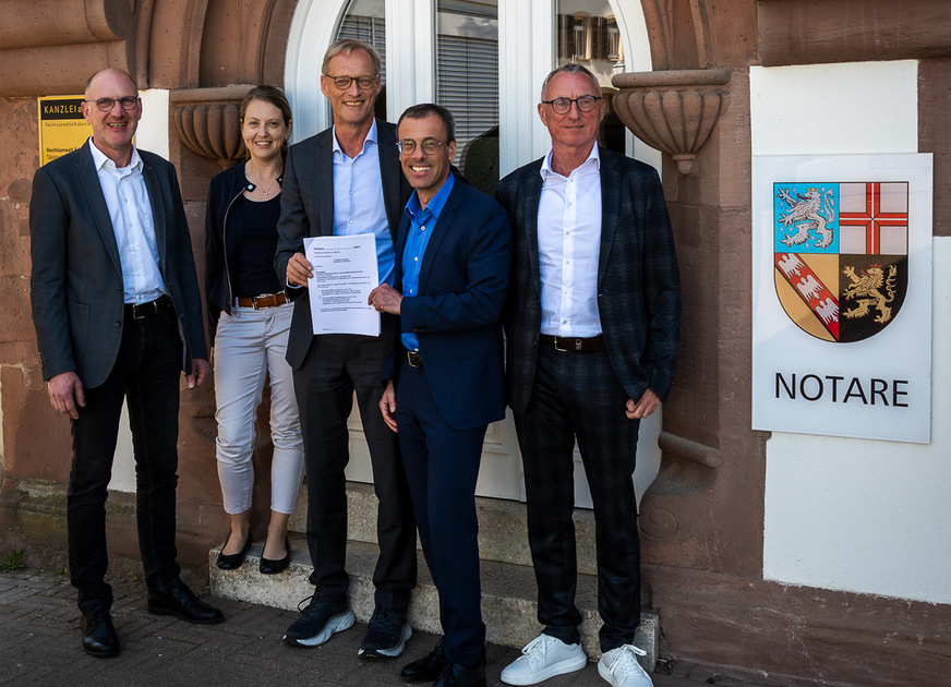 Freuen sich über die Vertragsunterzeichnung (v.l.n.r.): Ludger Mester (Manager Properties, Viega), Eva-Maria Kowollik (Syndikusrechtsanwältin Michelin Europa Nord), Andreas Brockow (Chief Manufacturing Officer, Viega), Markus Winnes (Direktor Michelin Werk Homburg), Kay Günther-Schmidt (Leiter Einkauf Michelin Europa Nord).