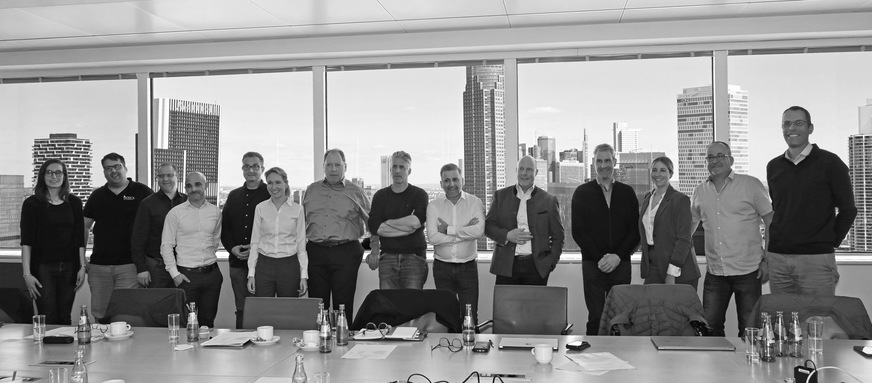 Die FGK-Arbeitsgruppe „Instandhaltung und Reinigung von RLT-Anlagen“ wählte am 8. April im Torhaus der Messe Frankfurt Dr. Katharina Conzelmann (6. v. l.) zur stellvertretenden Arbeitsgruppenvorsitzenden. Zdenko Engl (6. v. r.) ist weiterhin Vorsitzender.