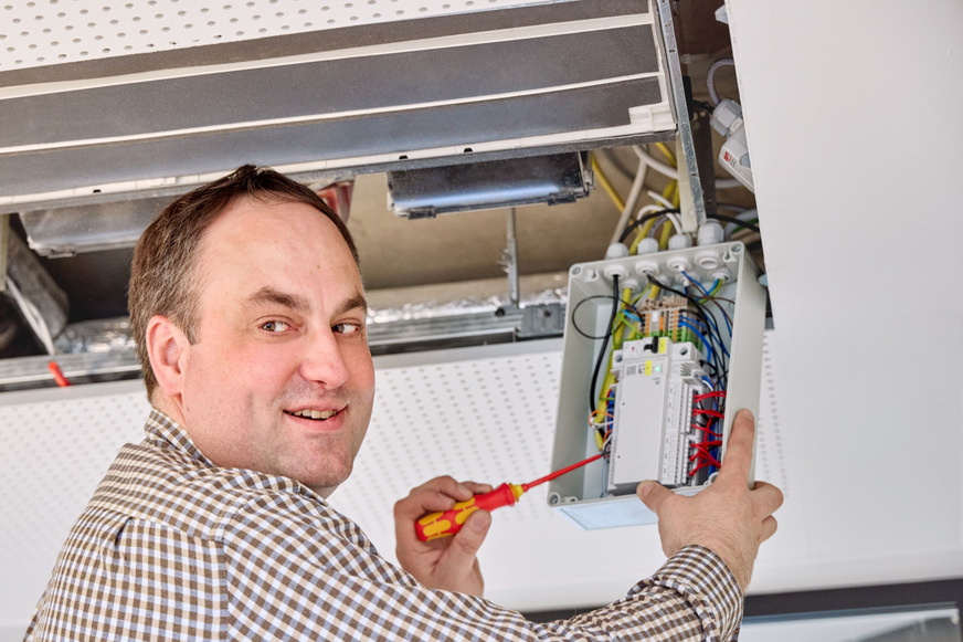 Bild 2 Sebastian Holterhaus, als Elektrotechnikmeister bei EPM, zeigt die in der Zwischendecke verbauten I/O-Geräte.
