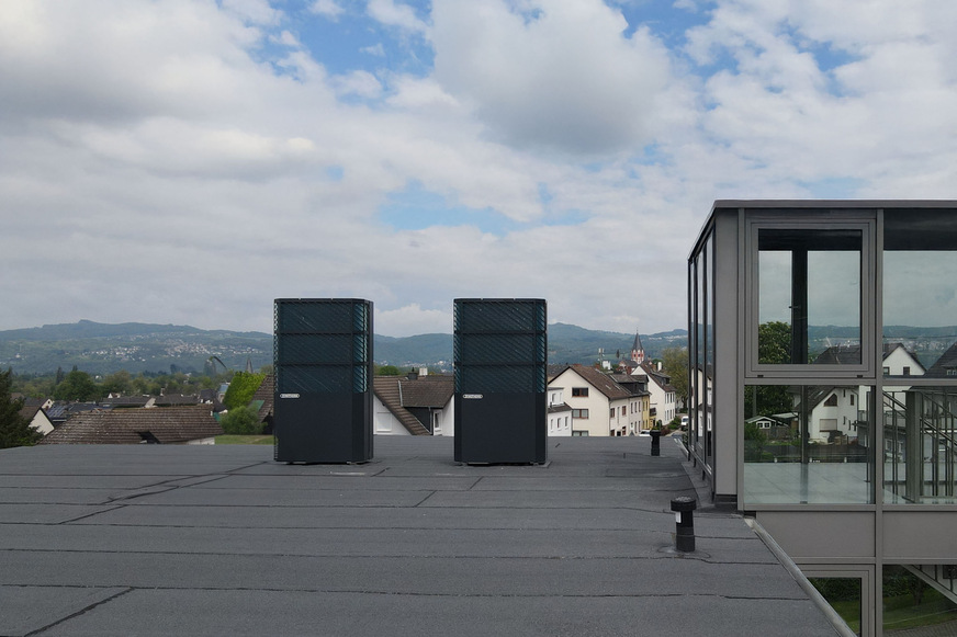 Wärmepumpe Lambda 2er-Kaskade auf einem Dach.