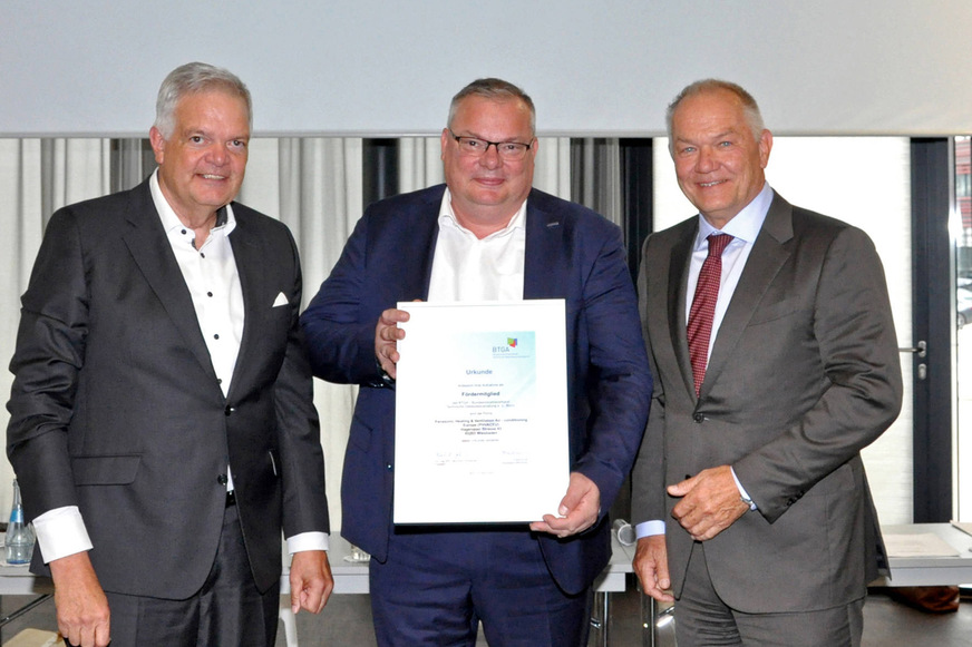 Karsten Tolsdorf (Mitte), Head of Key Account Management, nahm die Mitgliedsurkunde von Bernhard Dürheimer (l.) und Jan Opländer (r.) entgegen.