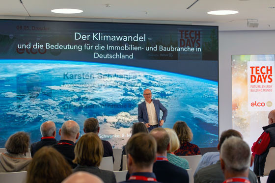 Karsten Schwanke, renommierter Meteorologe und ARD-Wettermoderator, verdeutlichte bei den Elco Tech Days in Dresden, dass Gebäudestandards und intelligente Steuerungssysteme entscheidend seien, um die schwankende Stromerzeugung aus erneuerbaren Energien erfolgreich zu managen.